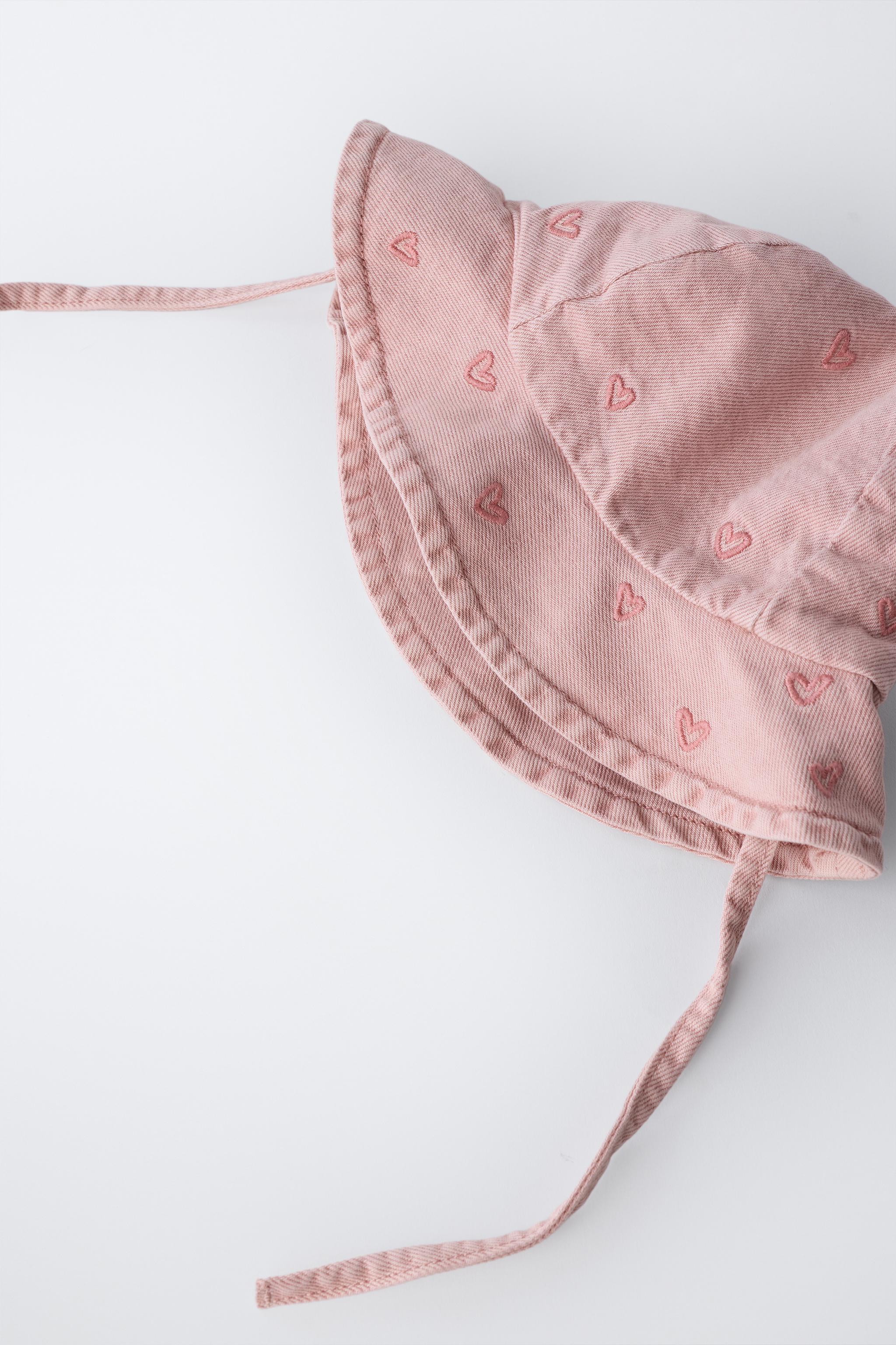EMBROIDERED HEARTS TWILL BUCKET HAT